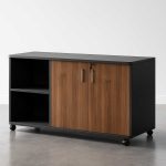 Gabinete Bajo con Puertas de Madera y Ruedas