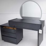 Tocador negro con vitrina